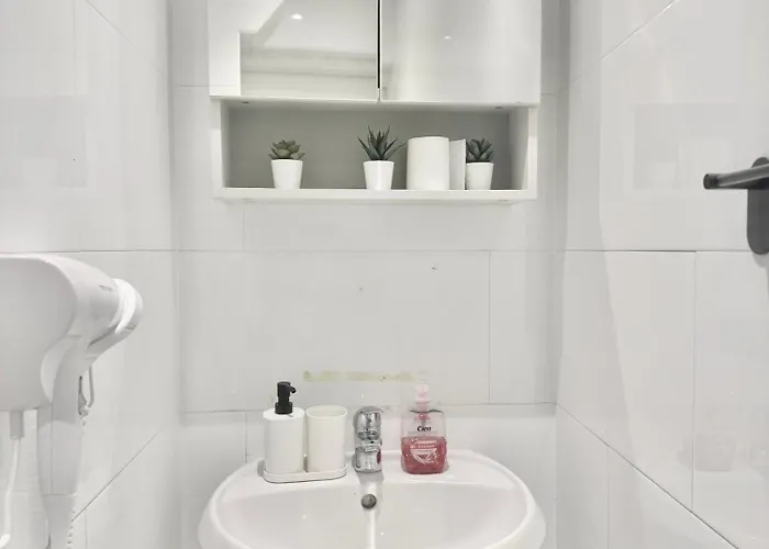 90 M2 Spacious With Free Parking Apartment *