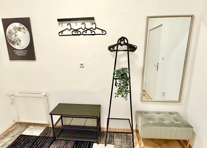 90 M2 Spacious With Free Parking Apartment *